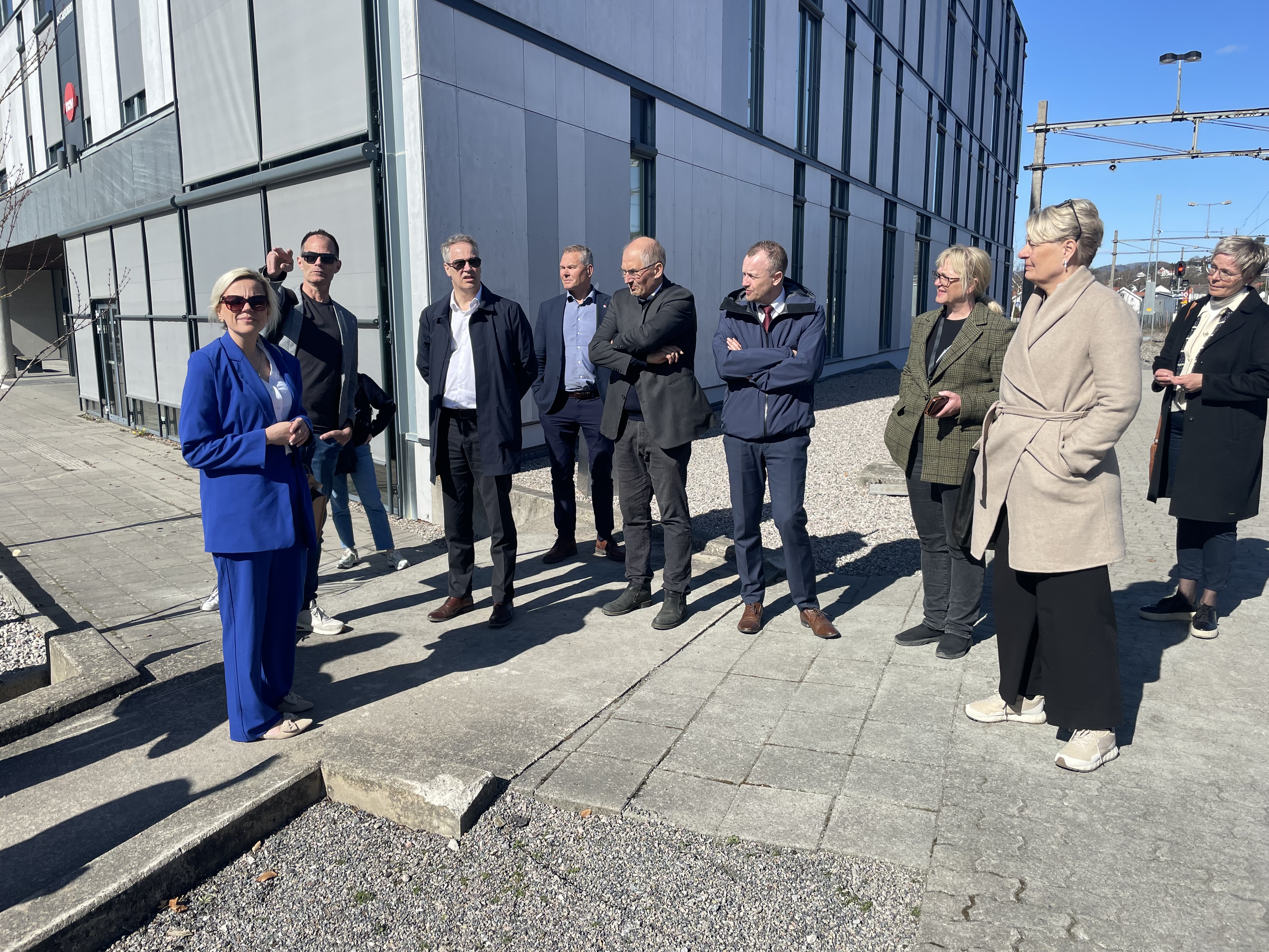 På Kammerherreløkka: Varaordfører Stine Stamland, avdelingsleder for plan og miljø Marius Lid, samferdselsminister Jon-Ivar Nygård, kommunalsjef Per Sortedal, fylkesvaraordfører Terje Riis-Johannesen, fylkesordfører Sven Tore Løkslid, leder for hovedutvalg for samferdsel i fylket Anne-Nora Oma Dahle, kommunedirektør Inger Anne Speilberg og ordfører i Siljan Elisabeth Hammer. Foto: Hege Schjøth