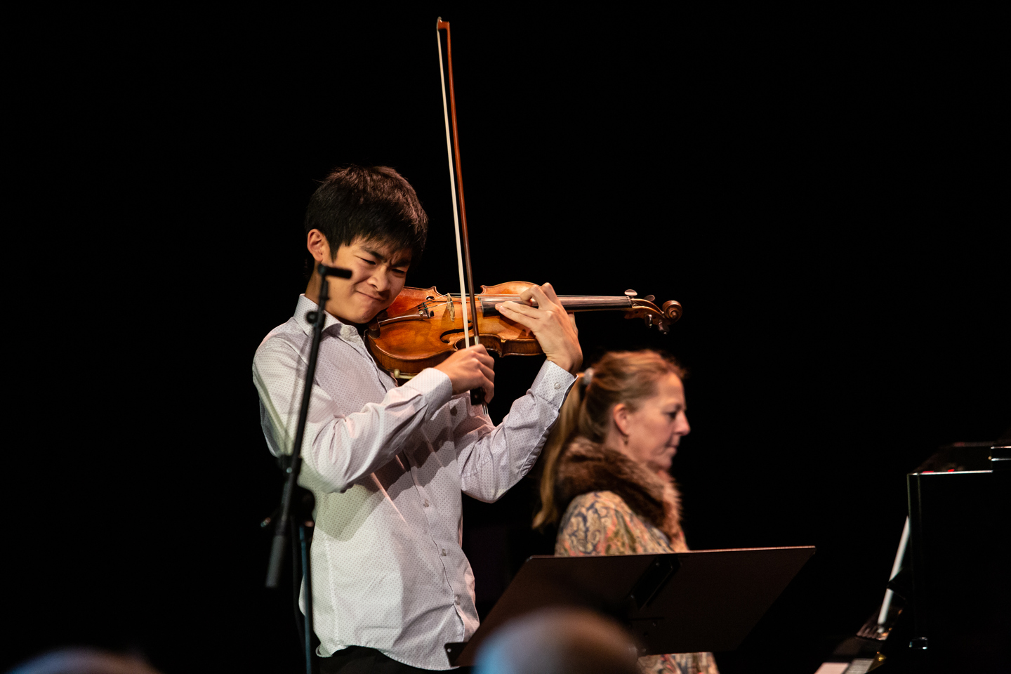 Harry Li og Gudrun Klakegg under prisutdelingen i Ælvespeilet, Kulturnatt 2022. Foto: Kai Hansen