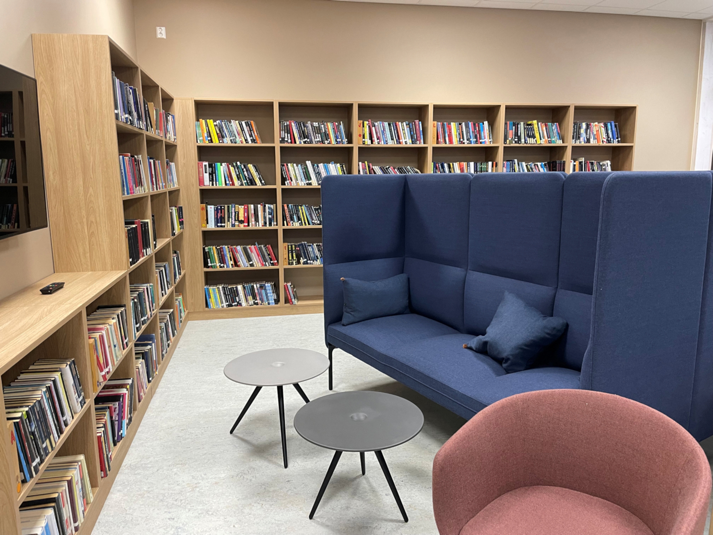 Biblioteket er fresht og kan innby til mange gode lesestunder.