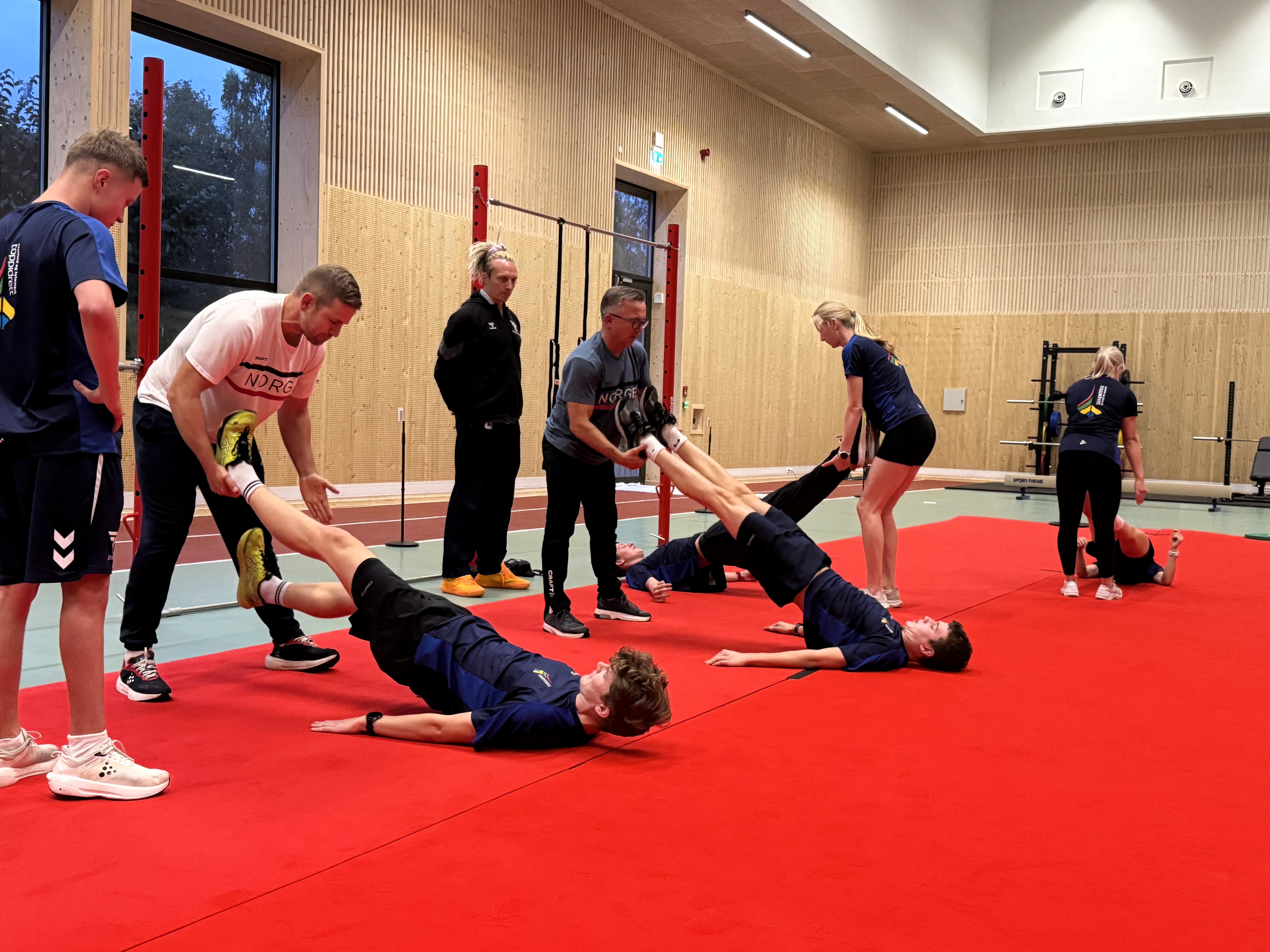Eirik Hanssen og Morten Bråten fra Olympiatoppen viste sammen med unge utøvere hvordan hallen kan brukes i praksis.