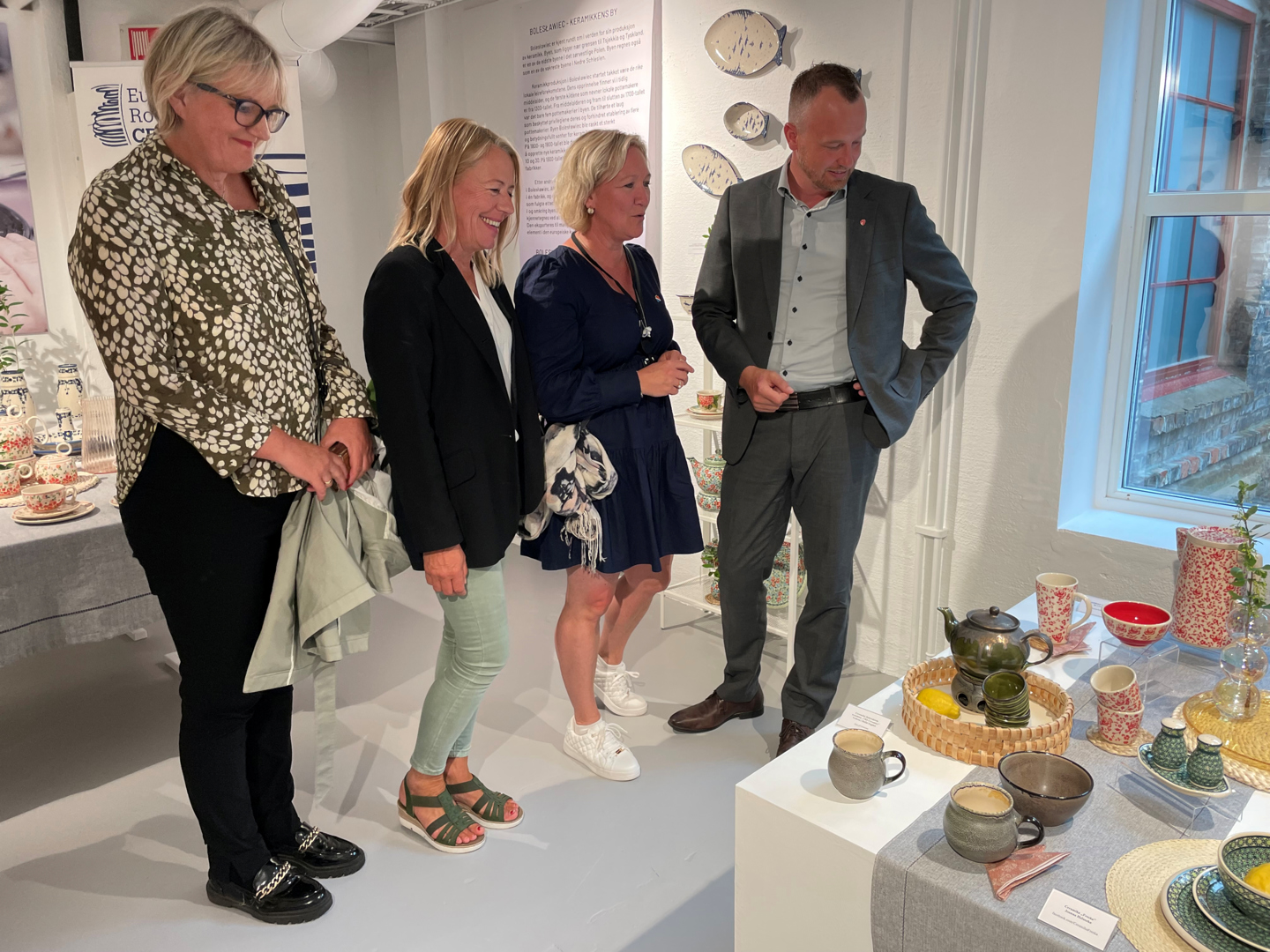 Rådmann Rose-Marie Christiansen, ordfører Anne Kristine Grøtting, kultur- og idrettssjef Mariann Eriksen og fylkesvaraordfører for Vestfold og Telemark Sven Tore Løkslid på åpningen av keramikkutstillingen.