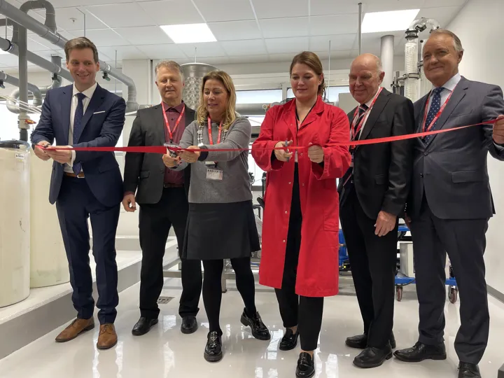 Administrerende direktør Jasper Kurth, professor og gründer Roy Hartvig Larsen, ordfører Janicke Andreassen, næringsminister Cecilie Myrseth, senior visepresident Alf Bjørseth og styreleder Ludvik Sandnes.