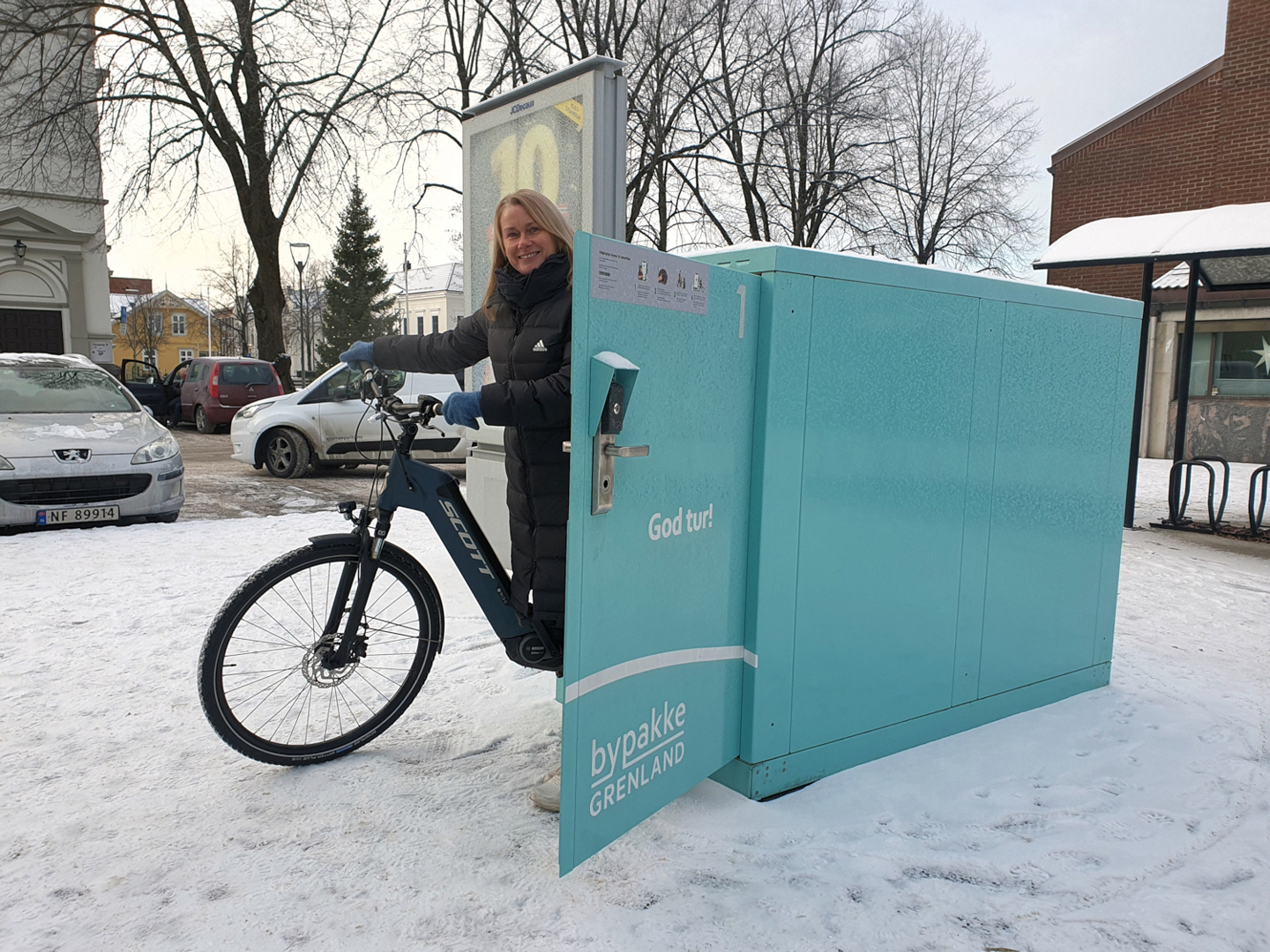 Monica Eikeng, konsulent ved Servicesenteret i Porsgrunn kommune sykler hele året. Trygg sykkelparkering er helt avgjørende for at sykkelen ikke blir stålet, har hun erfart. Her ved sykkelskapet som kom på plass i høst ved rådhuset.