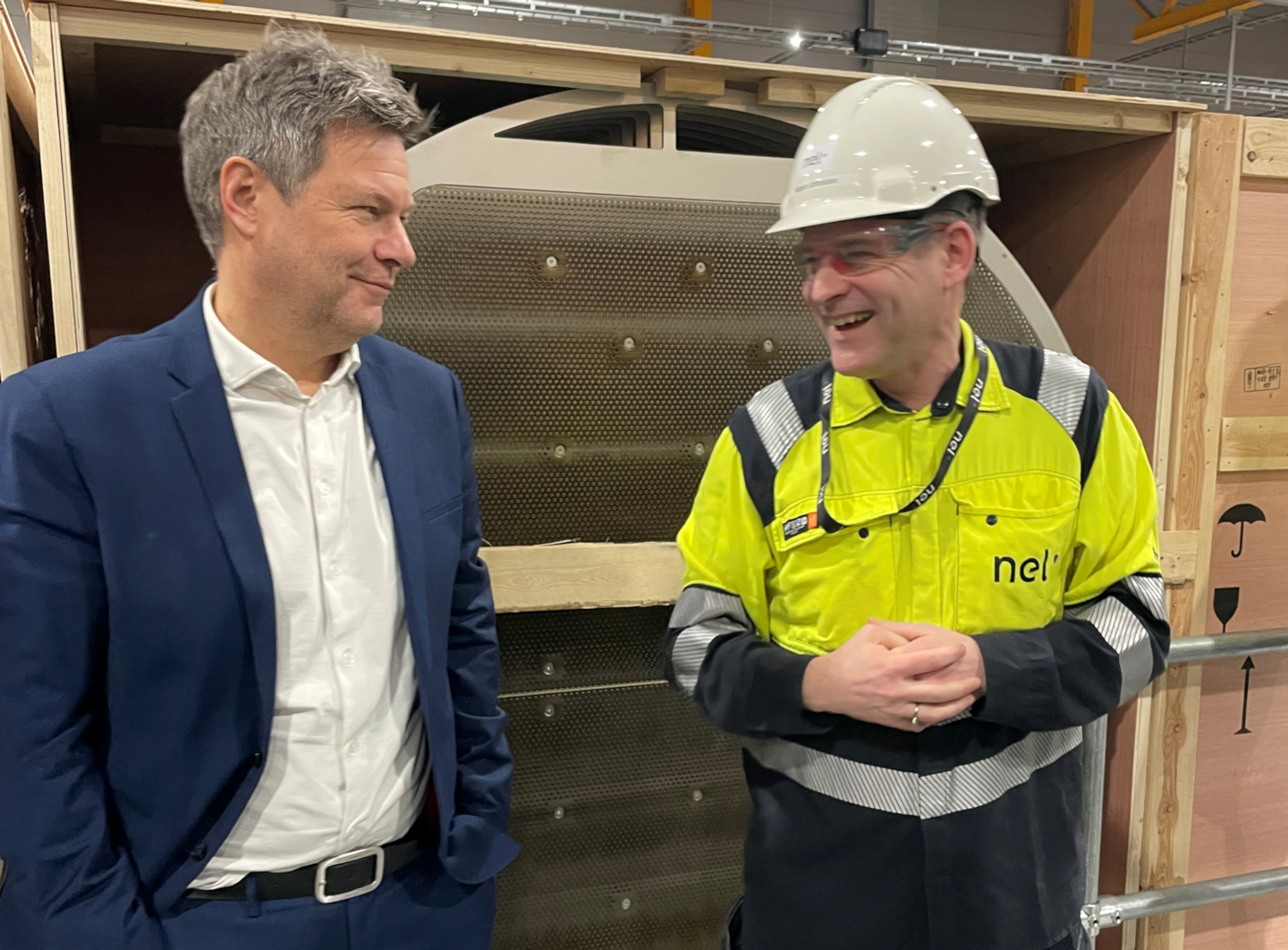 Fabrikkdirektør i Nel på Herøya, Ragnar Johnsson, i samtale med visekansleren