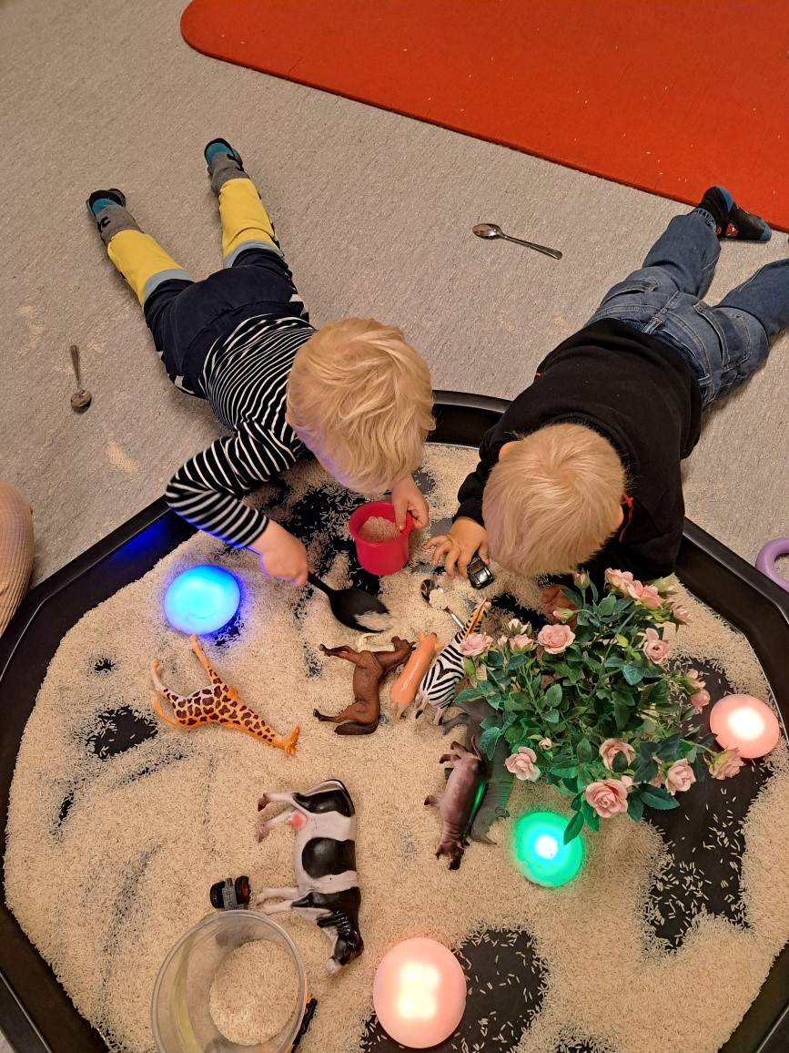 Barn I Lek Med Dyr I Sand