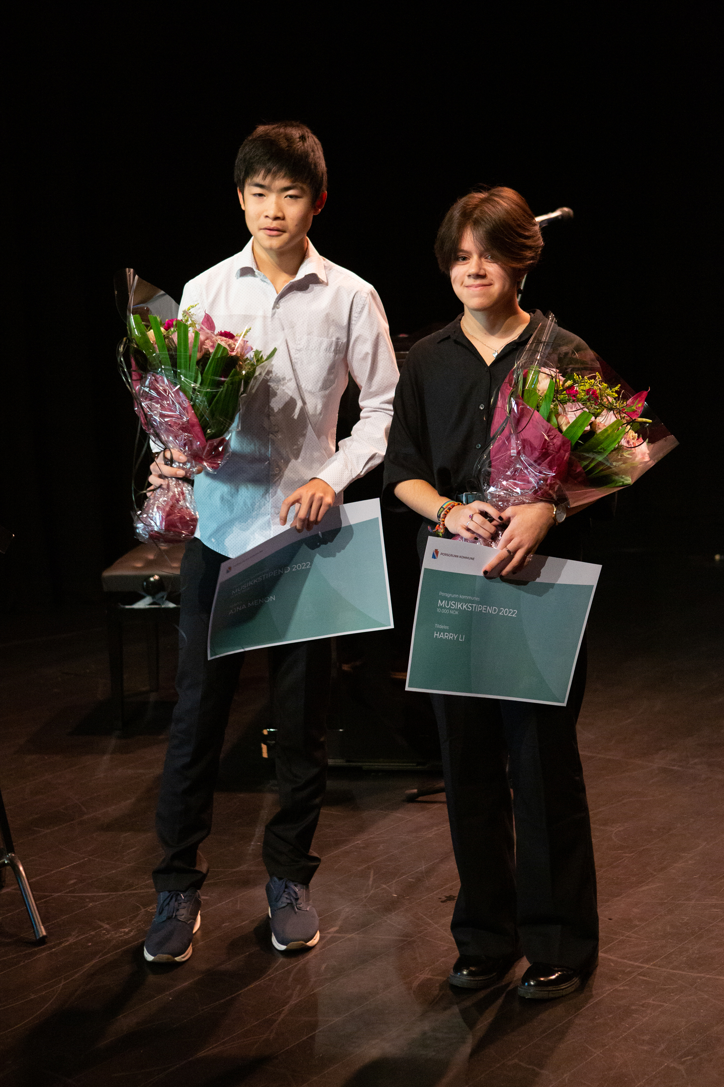 Harry Li og Ajna Menon med hvert sitt musikkstipend. Foto: Kai Hansen