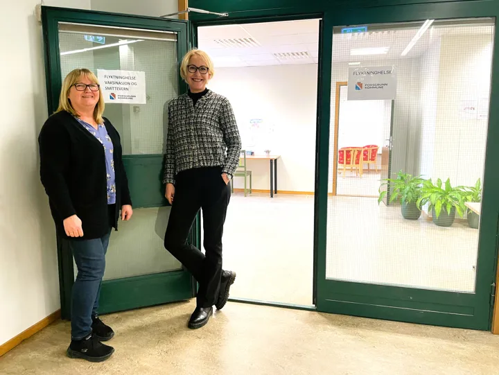På bildet ser du fagleder Nina Didriksen og virksomhetsleder Lene Lindflaten i Familiehelsetjenesten som ønsker velkommen til vaksinering i Rådhusgata.