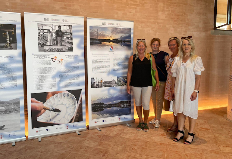 Her står varaordfører Anne Kristine Grøtting, museumsdirektør ved Telemark museum Barbara de Haan, kultur og idrettssjef Mariann Eriksen og avdelingsleder ved Kulturavdelingen Målfrid Hålimoen foran informasjonen om Porsgrunn og Porsgrunds Porselænsfabrik