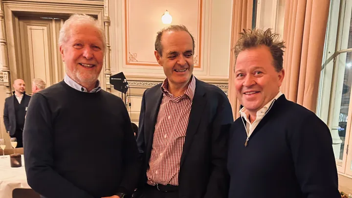 Bilde: Hans Martin Gullhaug, leder for Eldrerådet i Porsgrunn, sammen med Arne Hjeltnes fra Heim TV og Thore Liverød fra Alfa Eiendom under presentasjonen av Otium Saltbrygga – en unik boform i Larvik