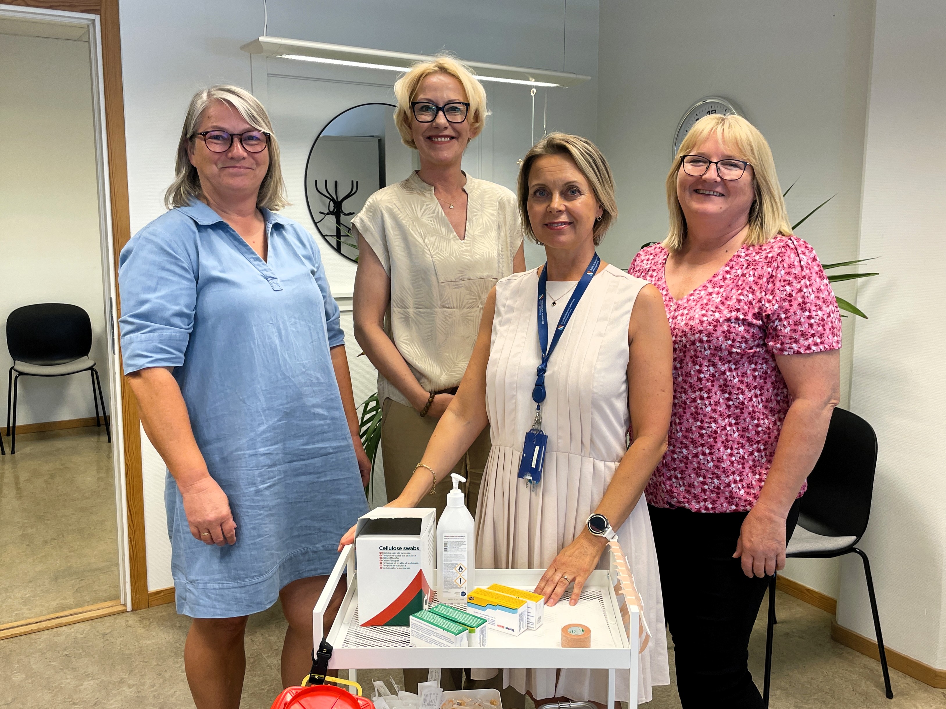 Gleder seg over at innbyggerne nå kan bestille vaksinetime digitalt: Brit Marie Lindahl, Carita Bjørnstad, Lene Lindflaten og Nina Didriksen.