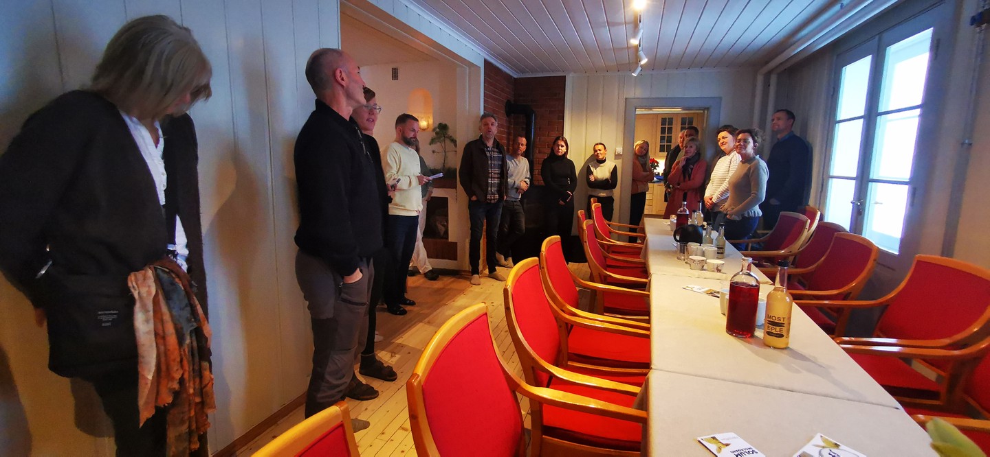Feirer åpning av Solum skolegård: Tone Welhaven Føyen, Ivar Tollan, Cathrine Sørensen, Asgeir Føyen, Morgan Sørensen, Elin Bjerketvedt, Tommy Solli, Elisabeth Grave, Turi Berntsen, Tom Stormyr, Julie Evensen Holm, Anders Rambekk.