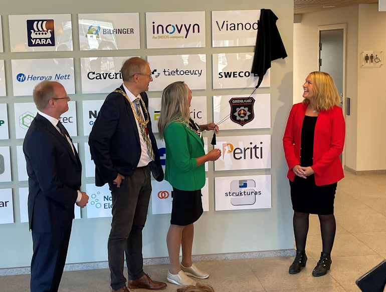 Avdekte skiltet som viser at Vianode er en del av Herøya Industripark: daglig leder i Vianode Stian Madshus, fylkesordfører Terje Riis-Johansen og varaordfører i Porsgrunn Anne Kristine Grøtting og skiensordfører Hedda Foss Five
