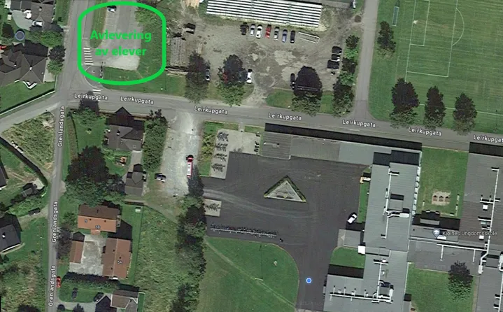 Bilde viser avleveringssone før innkjøringen til skolen, på slutten av parkeringen langs Urædd-banen