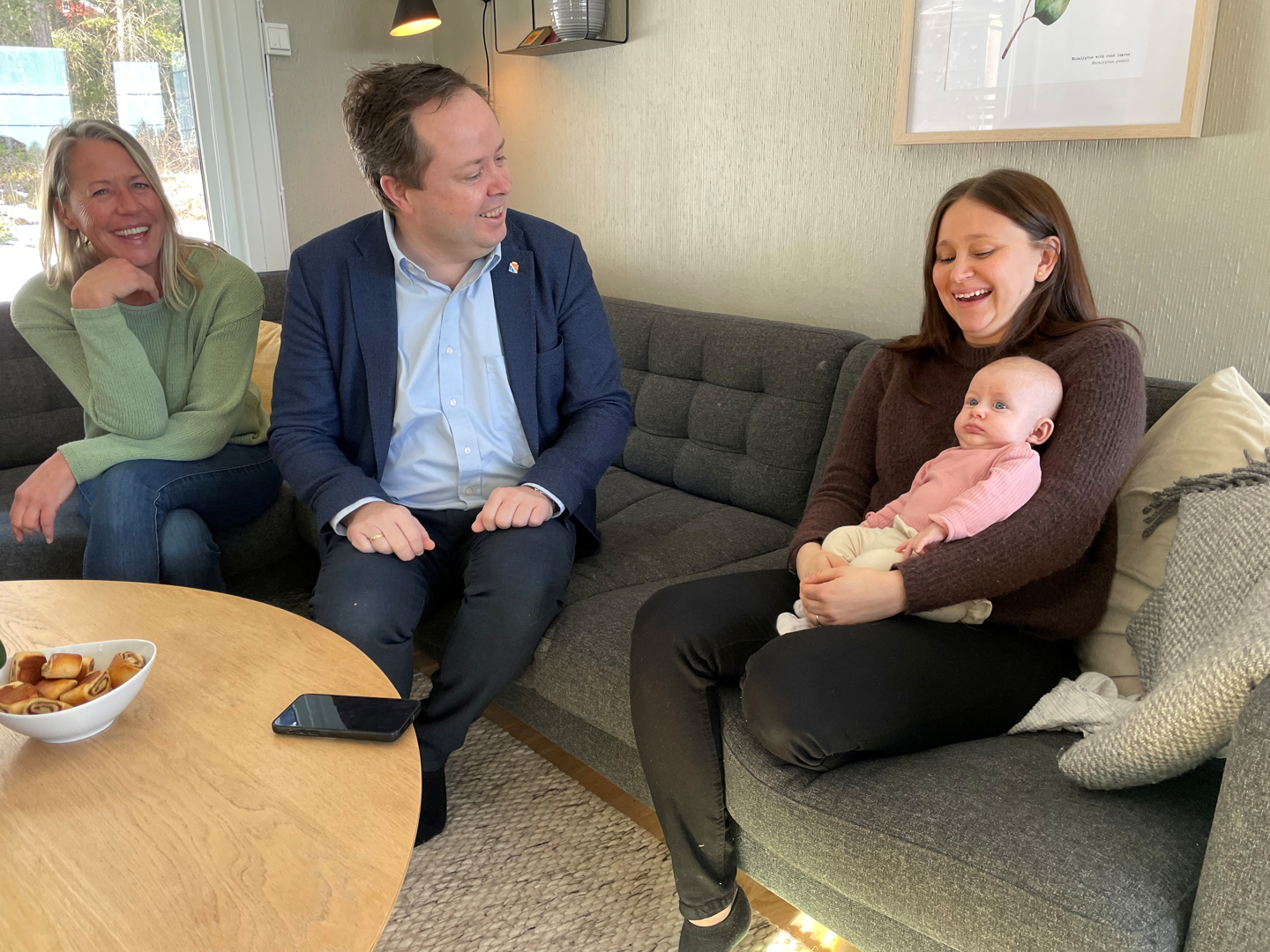 Varaordfører Anne Kristine Grøtting, ordfører Robin Kåss og Tonje Markset Lia med lille Ava