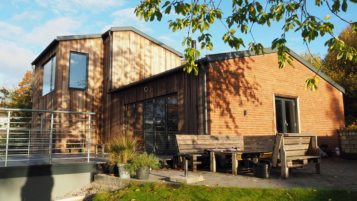 Her er fjorårets vinner av Byggeskikkprisen, Samsetsveg 5 på Bjørntvedt. Huset fikk prisen for foreningen av gamle og nye arkitektoniske elementer, bruk av naturmaterialer, og fordi den ivaretar kontakt med omgivelsene på en smidig og inviterende måte.