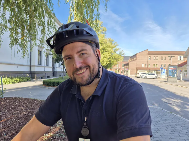 - Jeg hadde ikke syklet på mange år. Med elsykkel oppdaget jeg at den hadde en praktisk konsekvens: Jeg syklet forbi køen på Vallermyrene i morgen- og ettermiddagsrushet., forteller Emil Alexander Langangen i Porsgrunn kommune. (Foto: Birgitte Finne Høifødt/Bypakke Grenland)