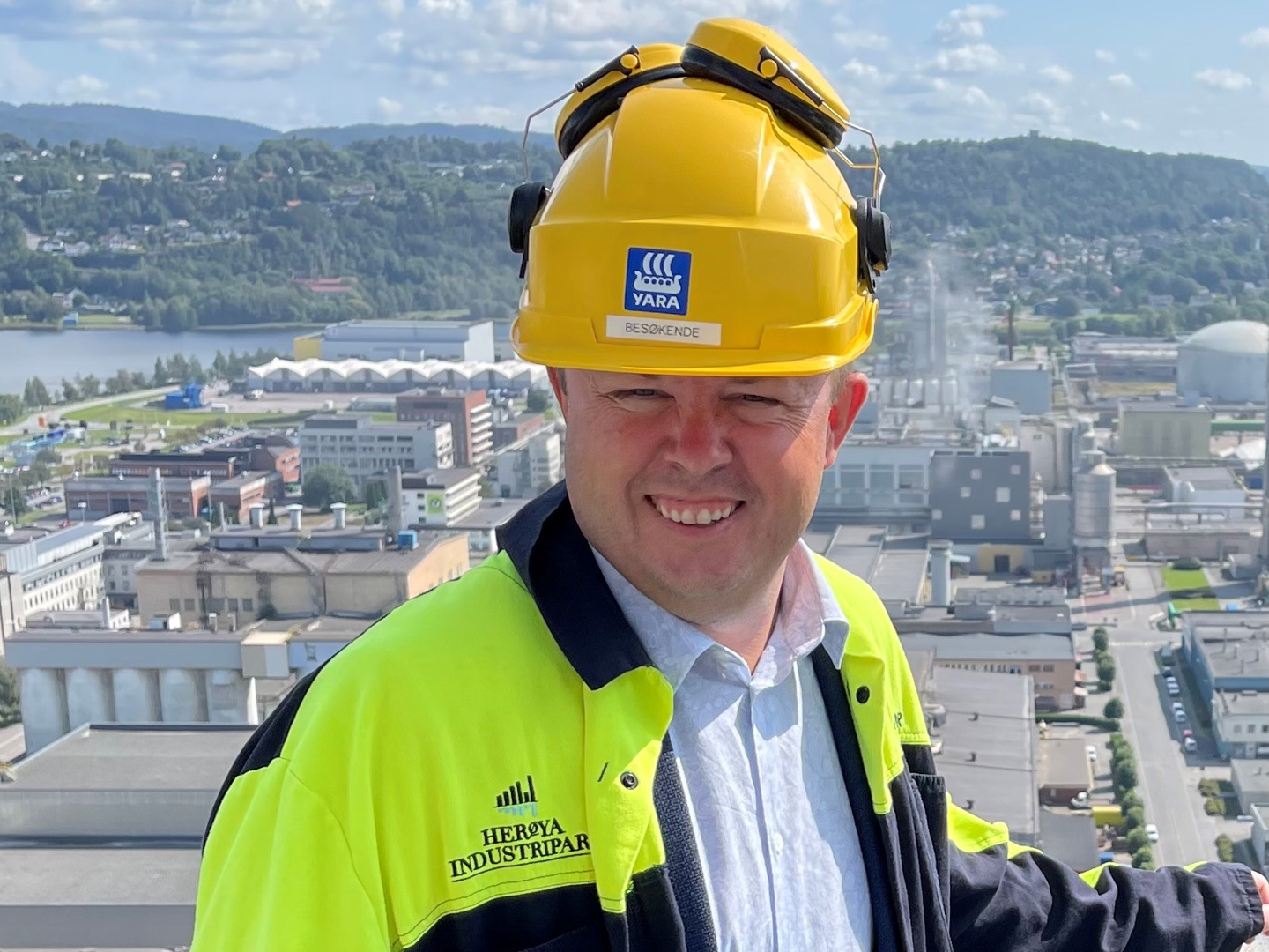 Ordfører Robin Kåss med Herøya Industripark i bakgrunnen