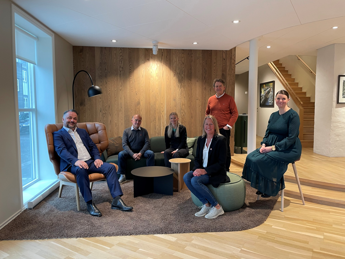 Konsernsjef Anders R. Øynes, bærekraft- og næringspolitisk sjef Simon Thorsdal, kommunikasjonssjef Stine Solbakken, ordfører Anne Kristine Grøtting, næringssjef i kommunen Øyvind Solbakken og varaordfører Lillian Elise Esborg Bergane.