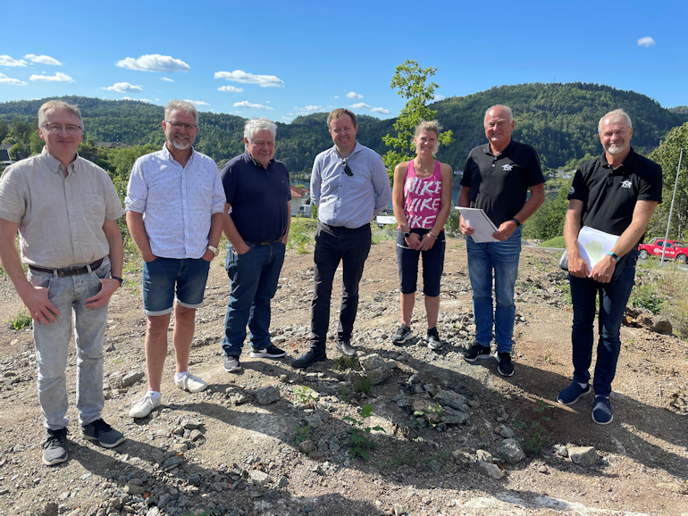 Fornøyde: Magne Wiersdalen (Langangen vel), Are Solli (Langangen vel), Tore Buer (bystyrerepresentant Sp), Robin Kåss (ordfører), Mona Aaby (langangen vel), Bjørn Anker (TVB Tomter) og Ole Gunnar Thommesen (TVB Tomter)