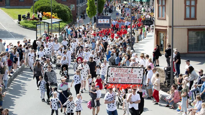Barnas dag 2023 hadde valgt Walt Disney gjennom 100 år som tema for opptoget av barnehagebarn fra hele kommunen. Foto: Kai Hansen