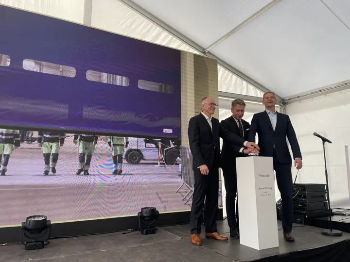 Trykket på knappen for å markere åpningen av den nye fabrikken på Herøya: CEO i Vianode Burkhard Straube, energiminister Terje Lien Aasland og COO i Vianode Hans Erik Vatne