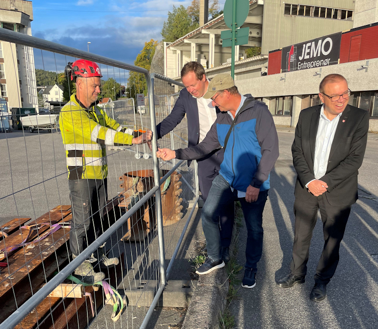 Fredag ble byggestart markert av ordfører Robin Kåss og leder i hovedutvalg for samferdsel i fylkeskommunen Arve Høiberg. Sammen med byggeleder i Repstad Anlegg Ole Berget og representant for Sandøya Vel Rolf Harry Tande foretok de en symbolsk montering av byggegjerdene.