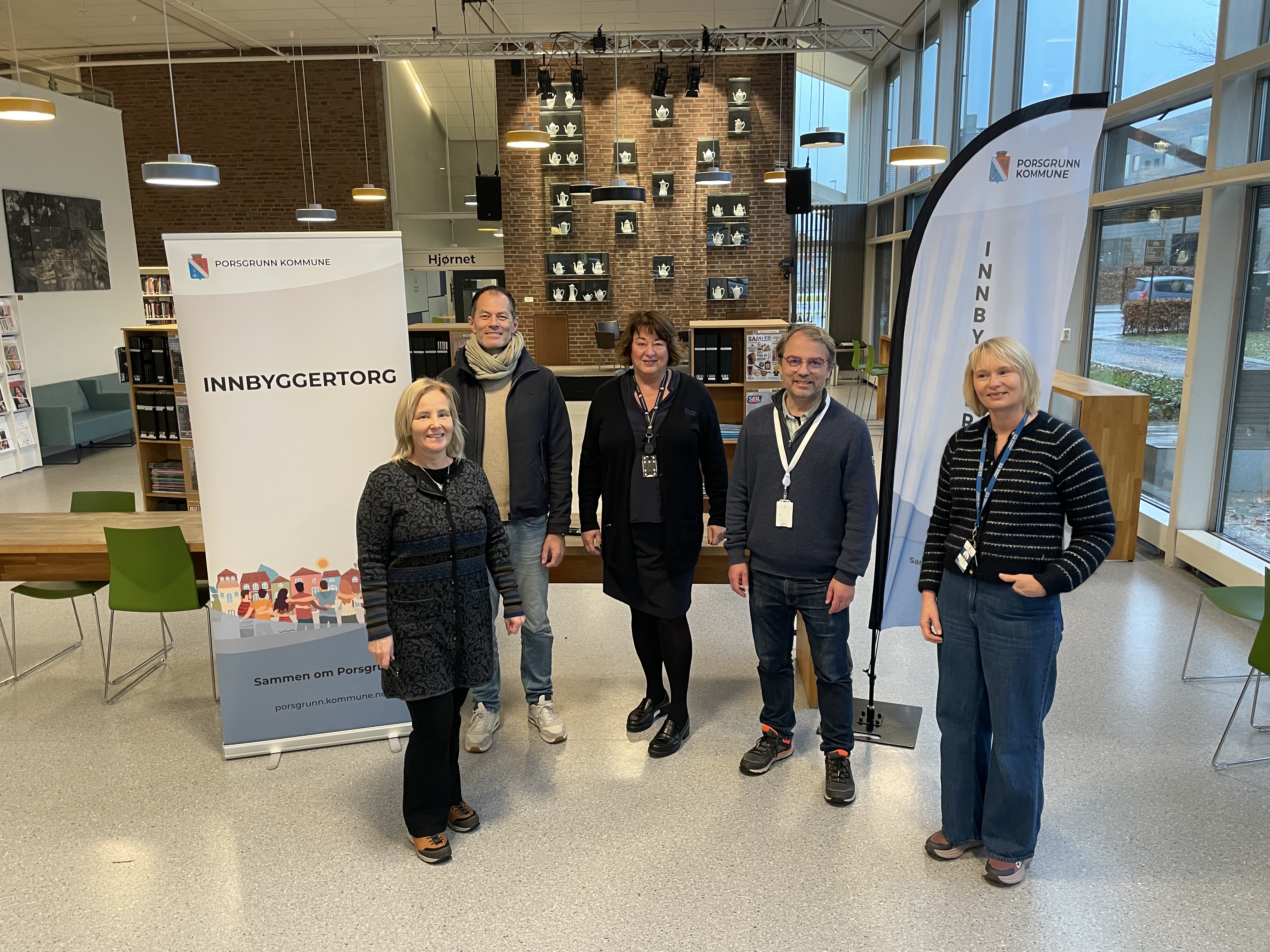 Innbyggertorget har med seg Byutvikling på biblioteket 1. desember. På bildet: Områdeleder byutvikling Ebba Friis Eriksen, avdelingsleder Plan Marius Lid, avdelingsleder Innbyggertorg Gitte Helland, områdeleder Samfunn Morten Hagevik og bibliotekar Kjersti Slette 
