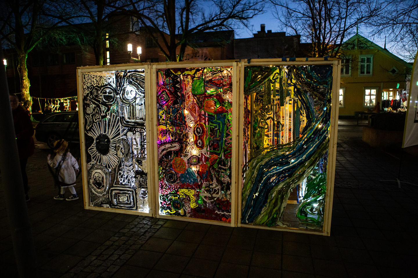 Fra Kulturnatt 2022. Utstilling laget av barnehagebarn og skoleelever i Rådhusparken. Foto: Kai Hansen.