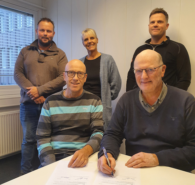 Skrev kontrakt: daglig leder Tveito Maskin Hallgeir Lie, teamleder for bypakkeprosjekter i fylkeskommunen Brian Lund, prosjektleder i fylkeskommunen Erlend Solheim, rådgiver i fylkeskommunen Anita Kjærvoll og byggeleder i fylkeskommunen Lars Willy Moland