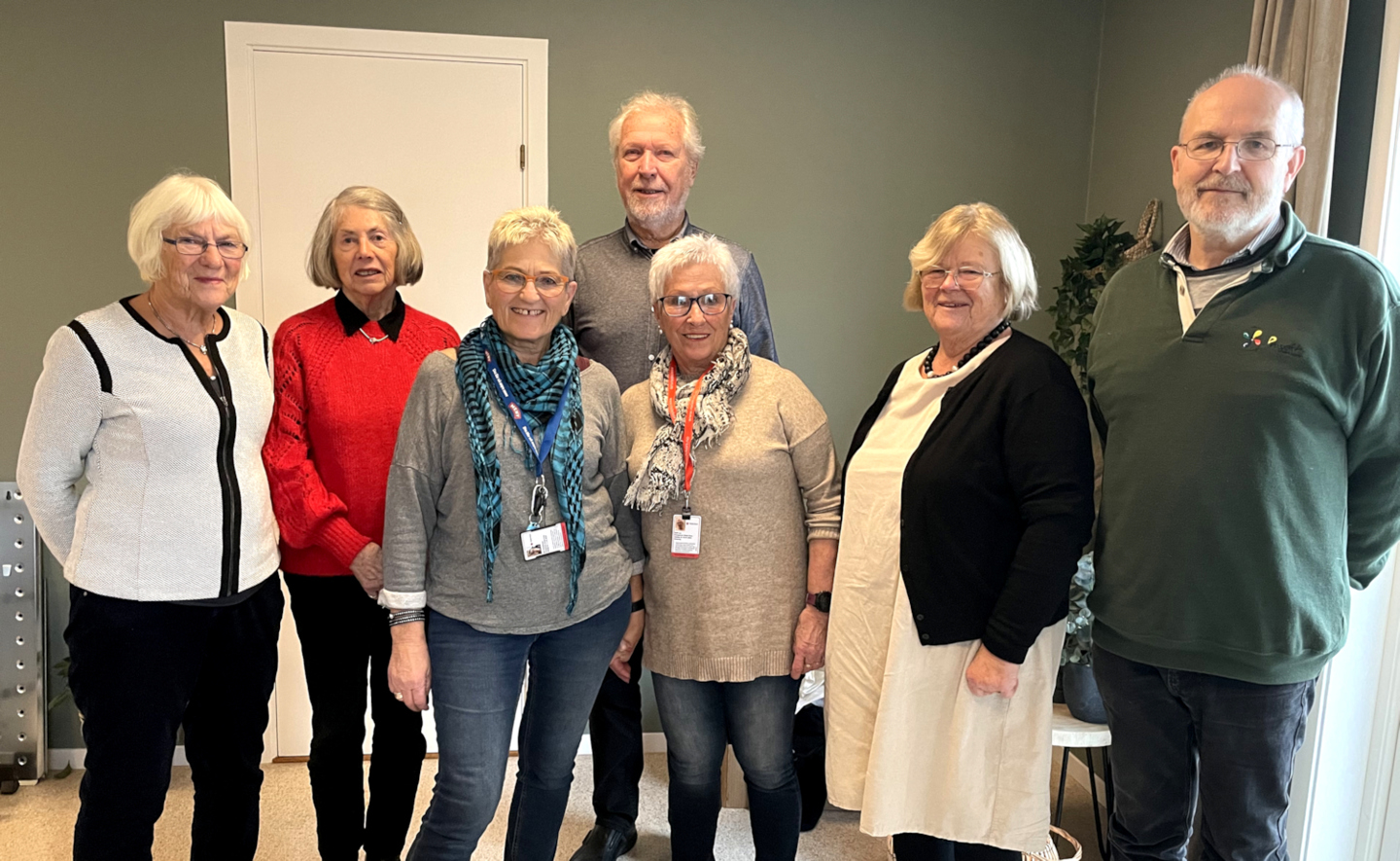 På bildet fra venstre: Kari Thomassen (eldrerådet), Wenche-Berit L. Hanssen (eldrerådet), Mai Gundersen (Røde Kors), Hans Martin Gullhaug (eldrerådet), Britt Lia (Røde Kors), Berit Lindøe (eldrerådet) og Stein Helleborg (eldrerådet).