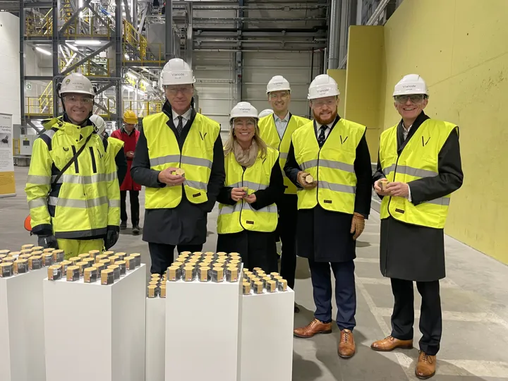 Med små enheter syntetisk grafitt i hånden: kvalitetssjef i Vianode Alex De Brito, energiminister Terje Lien Aasland, ordfører i Porsgrunn Janicke Andreassen, COO i Vianode Hans Erik Vatne, ordfører i Skien Marius Roheim Aarvold og CEO i Vianode Burkhard Straube