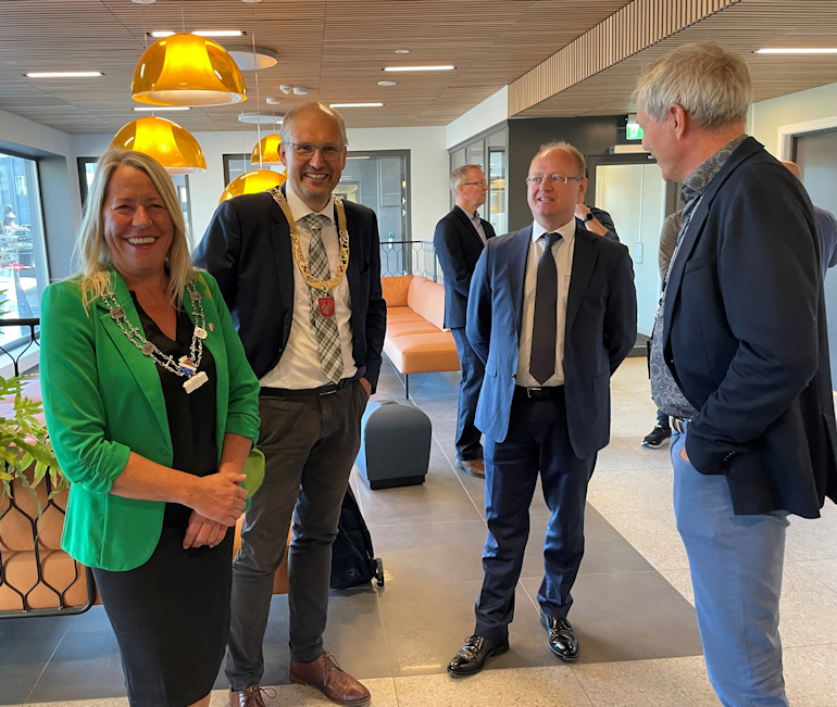 Glade for investeringen: varaordfører Anne Kristine Grøtting, fylkesordfører Terje Riis-Johansen, daglig leder i Vianode Stian Madshus og administrerende direktør ved Herøya Industripark Sverre Gotaas