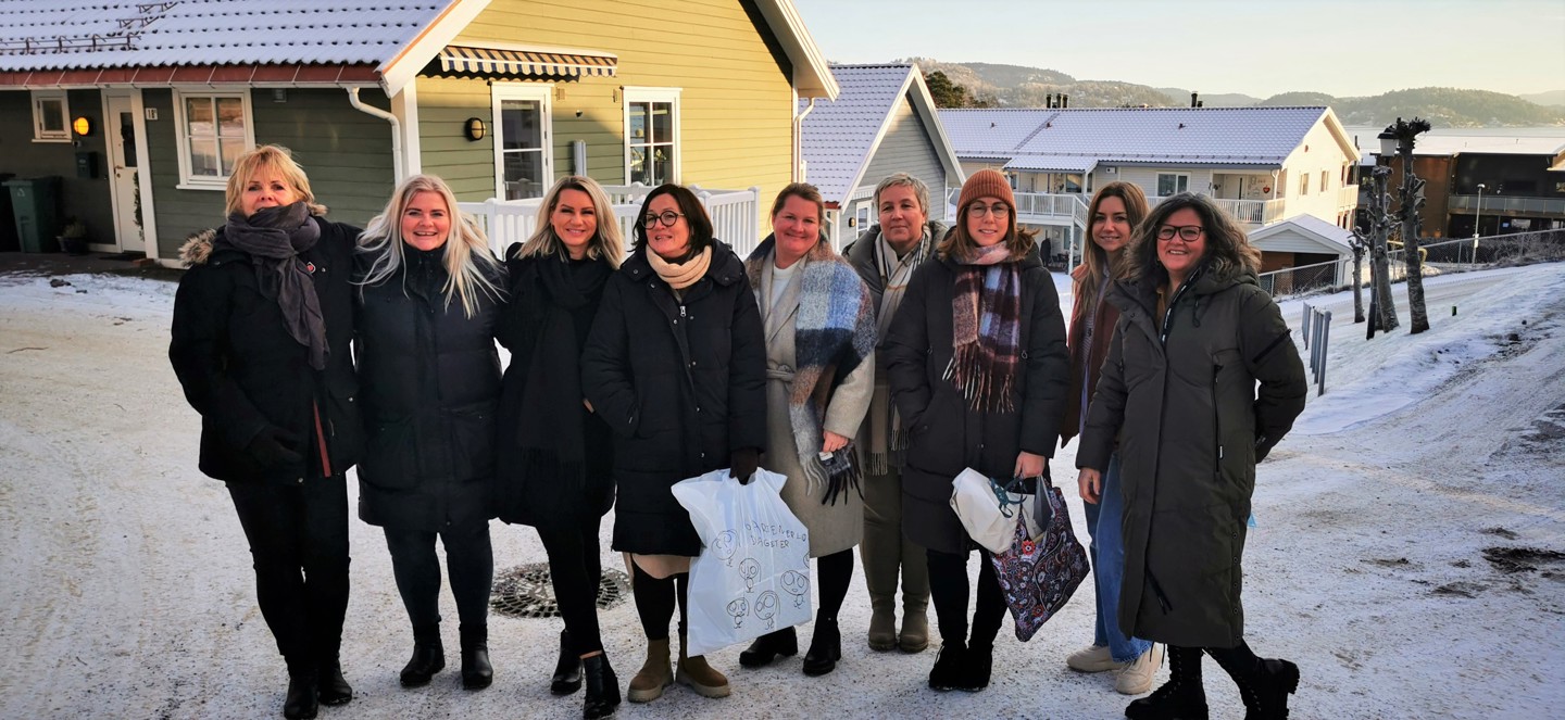 Fra venstre: May Brith Jordbrudal, Anne Lene Halvorsli, Elizabeth Lekman, Gro Baasland, Lene Solgaard, Heidi Eiris Johansen, Christin Johansen, Inger Marie Eikedalen, Gro Bergestig