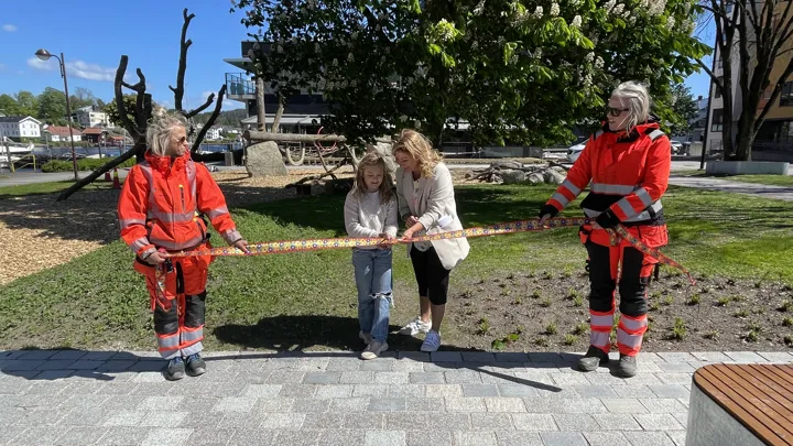 Ordfører Janicke Andreassen fikk hjelp til å klippe snoren under åpningen