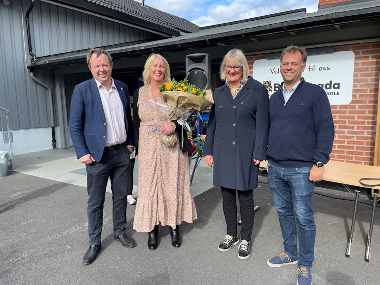 Ordfører Robin Kåss, rektor Anne Grethe Kringlåk, rådmann Rose-Marie Christiansen og styreleder ved skolen Bjørn Tore Hjartsjø