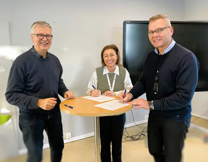 Avtalen ble signert av representant for fribynettverket ICORN Helge Lunde, ordfører Janicke Andreassen og konstituert rådmann Per Sortedal.