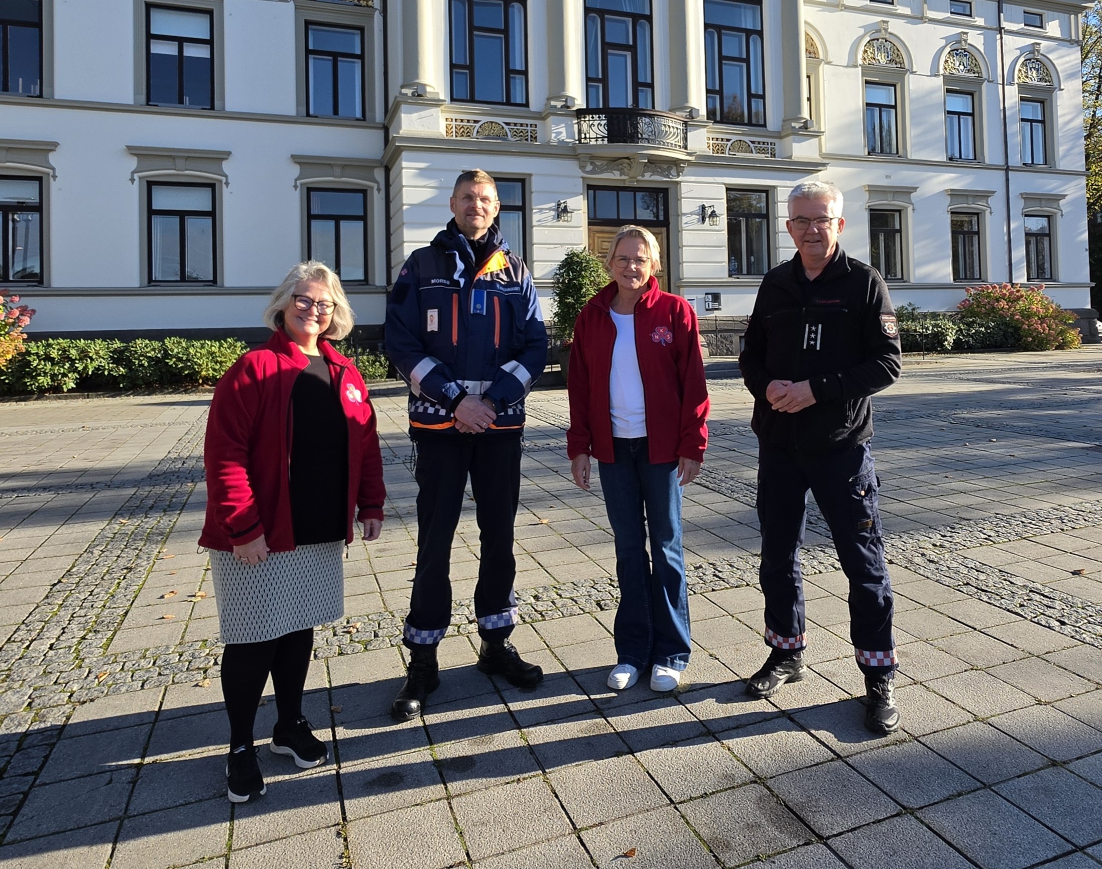 Rikke Ditlefsen, Jens Morsø, Fred Inge Skjærum og Rikke Aarhus foran rådhuset.