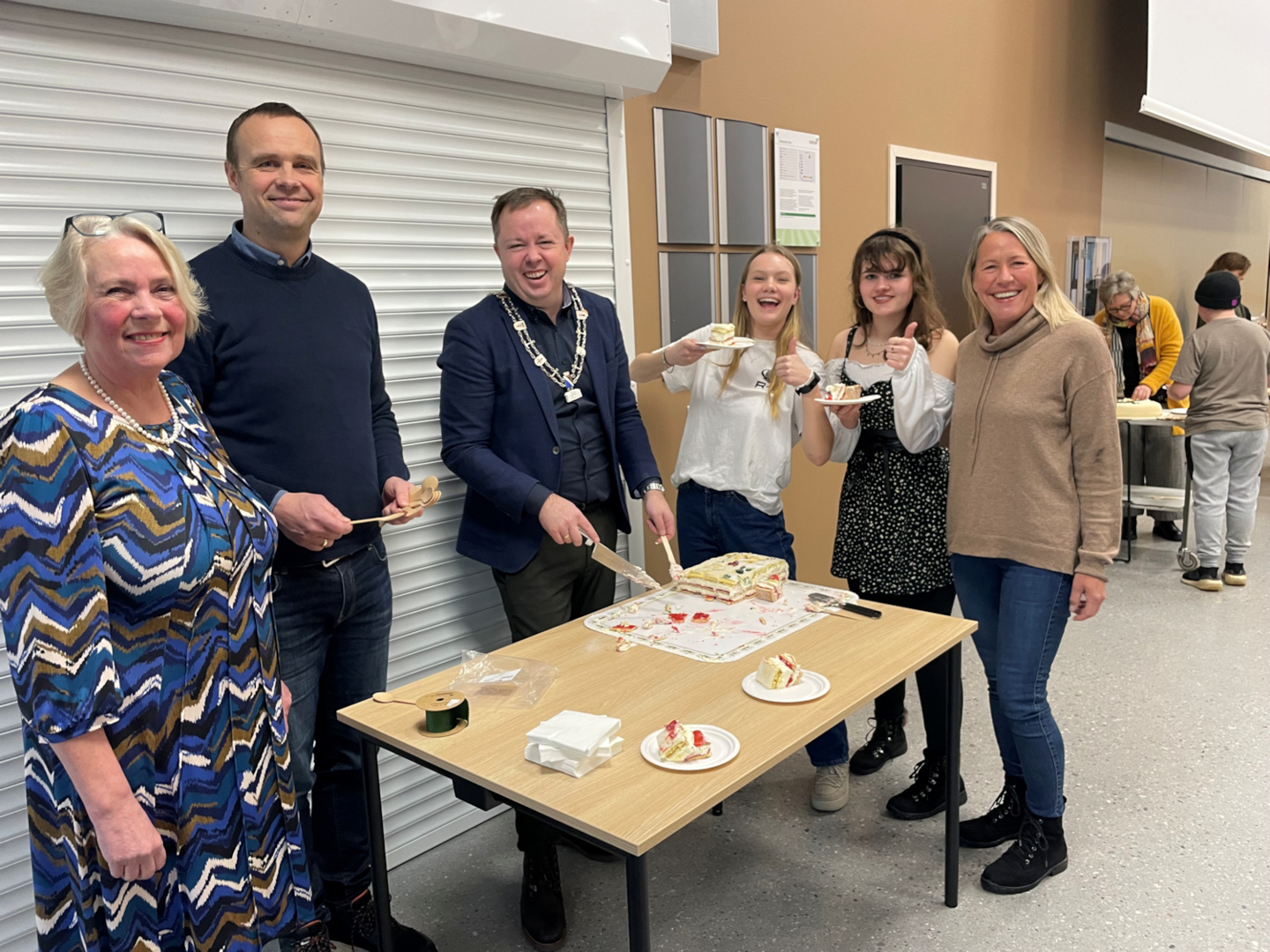 Feiret med kake til alle: rektor Kirsten Hansen, leder av Utvalg for barn, unge og kultur Anders Rambekk, ordfører Robin Kåss, elev Nora, elev Nathalie og varaordfører Anne Kristine Grøtting