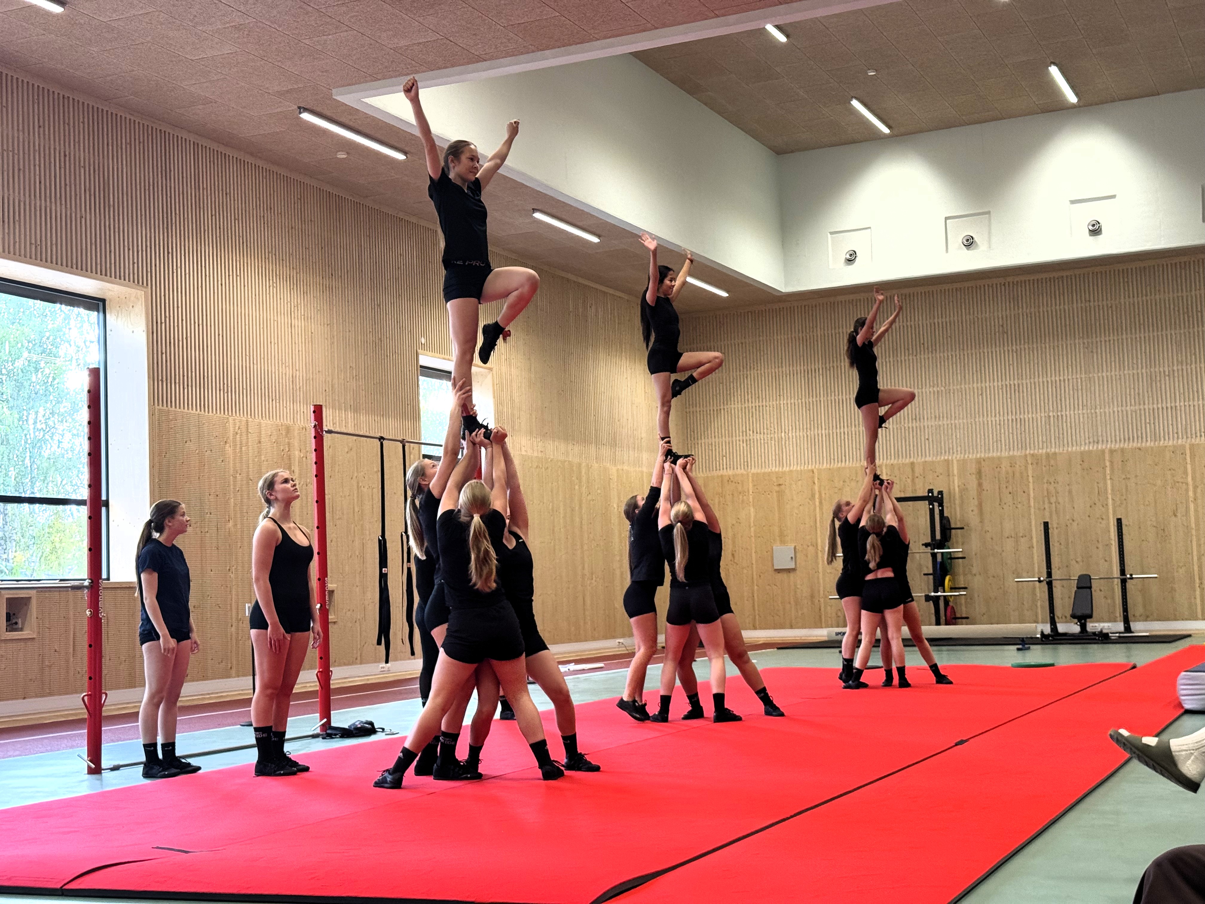 Unge utøvere fra Pors Pride Cheerleading markerte åpningen av basishallen med en oppvisning.