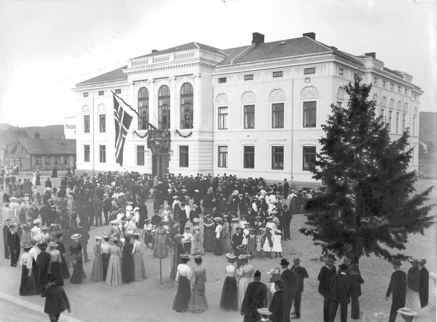 Rådhuset, i forbindelse med en markering for unionsoppløsningen i 1905. Det nye Rådhuset ble innviet samme år. Bygget erstatte den gamle Kammerherregården, som brant i 1901. Arkitekt er Haldor Larsen Børve.