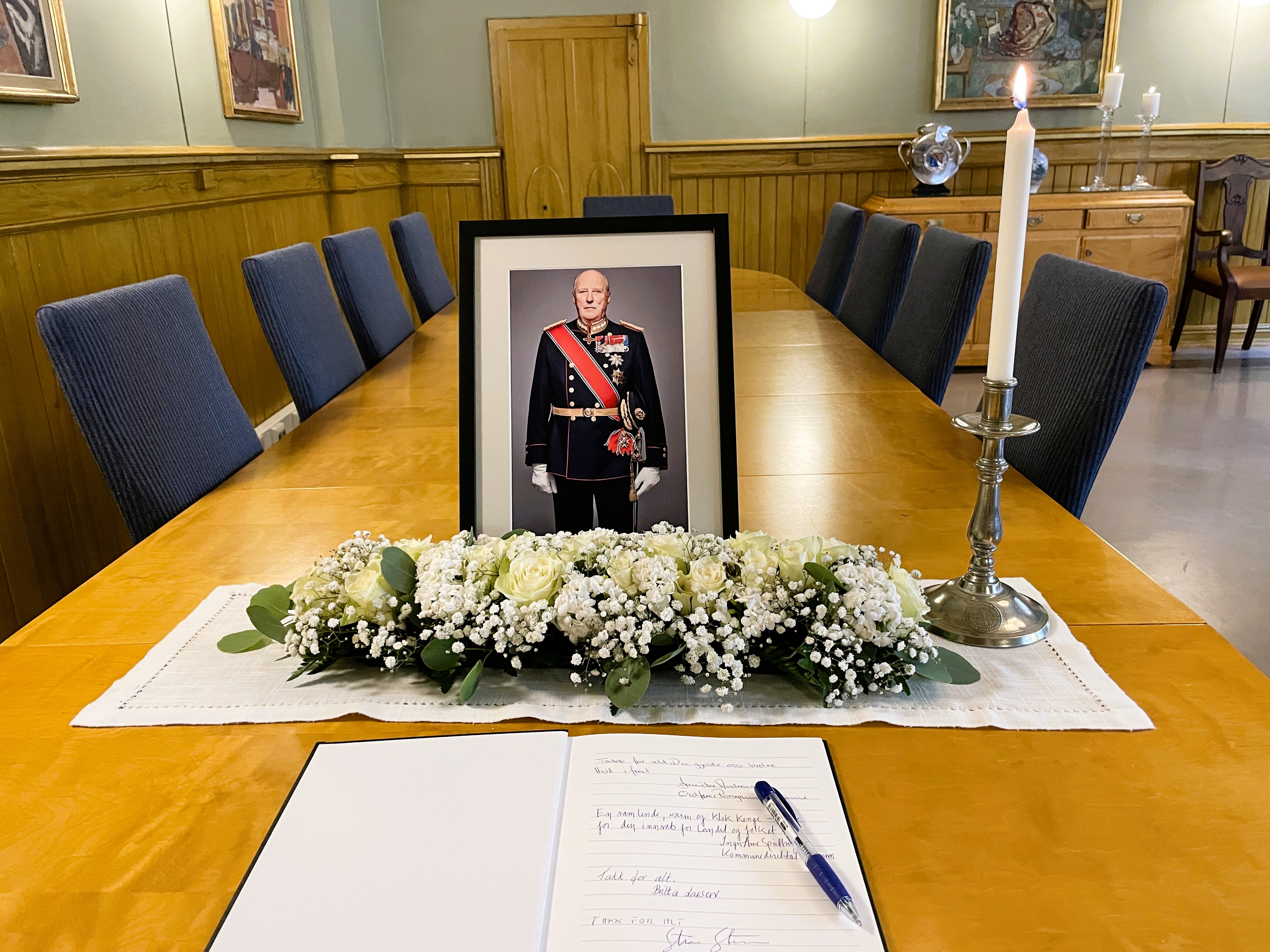 Kondolanseprotokoll, bilde av kongen og lys
