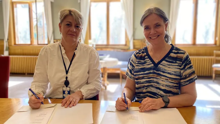 SAMARBEIDER: Kommunedirektør i Porsgrunn kommune, Inger Anne Speilberg, og USNs viserektor for forskning, bærekraft og nyskaping, Heidi Ormstad, undertegnet avtalen 30. april.