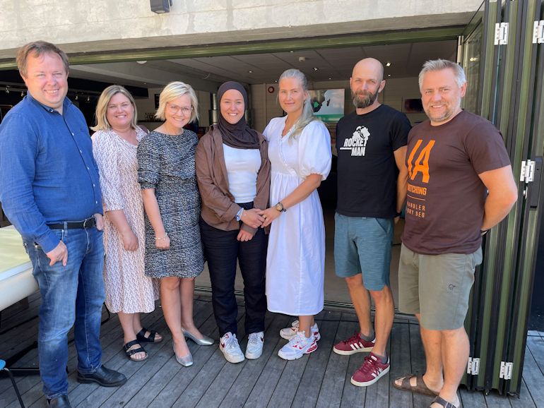 Fra Bakgården Ungdomshus: Ordfører Robin Kåss, leder av Utvalg for helse- og omsorg Merete Sjølie Pedersen, helse- og omsorgsminister Ingvild Kjerkol, Selma Bystrøm Molliquaj, Ingrid Røli Korneliussen, leder av Rocket-Man Thomas Fjeldstad og SLT-koordinator Kjetil Haugersveen