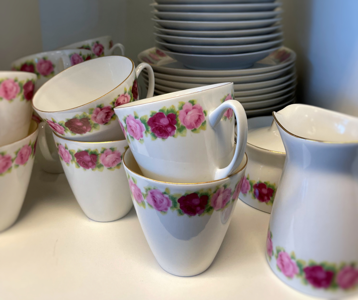 Utvalget i porselen og keramikk er stort. Her noen kjente kopper med bord av roser fra Porsgrunds Porselænsfabrik AS