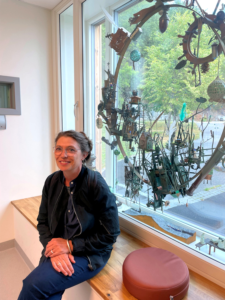 Kunstner Camilla Wexels Riser foran kunstinstallasjonen i 1. etasje