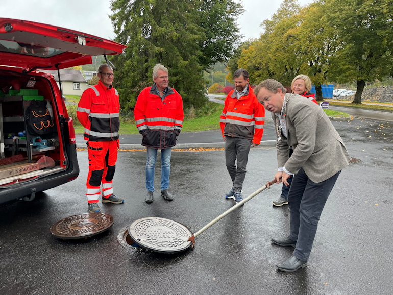 Markerte avslutningen på drøye 4 års rehabiliteringsarbeid med nedleggelsen av et spesiallaget kumlokk: Thomas T. Andersen, Torbjørn Krogstad, Jan Tore Andersen og Lene Sparre Thunes var godt fornøyde med ordfører Robin Kåss sin innsats for å få på plass det nye kumlokket