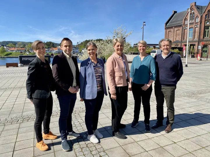 Glade for avtalen: Fra venstre: Samfunnskontakt ved USN, Marianne Haukås; leder for forskningssatsingen energi, klima og miljø ved USN, Thomas Øyvang; viserektor for forskning ved USN, Heidi Ormstad; kommunedirektør Inger Anne Speilberg; spesialrådgiver i kommunen, Yngvil Holt; og næringssjef i kommunen, Øyvind Solbakken.