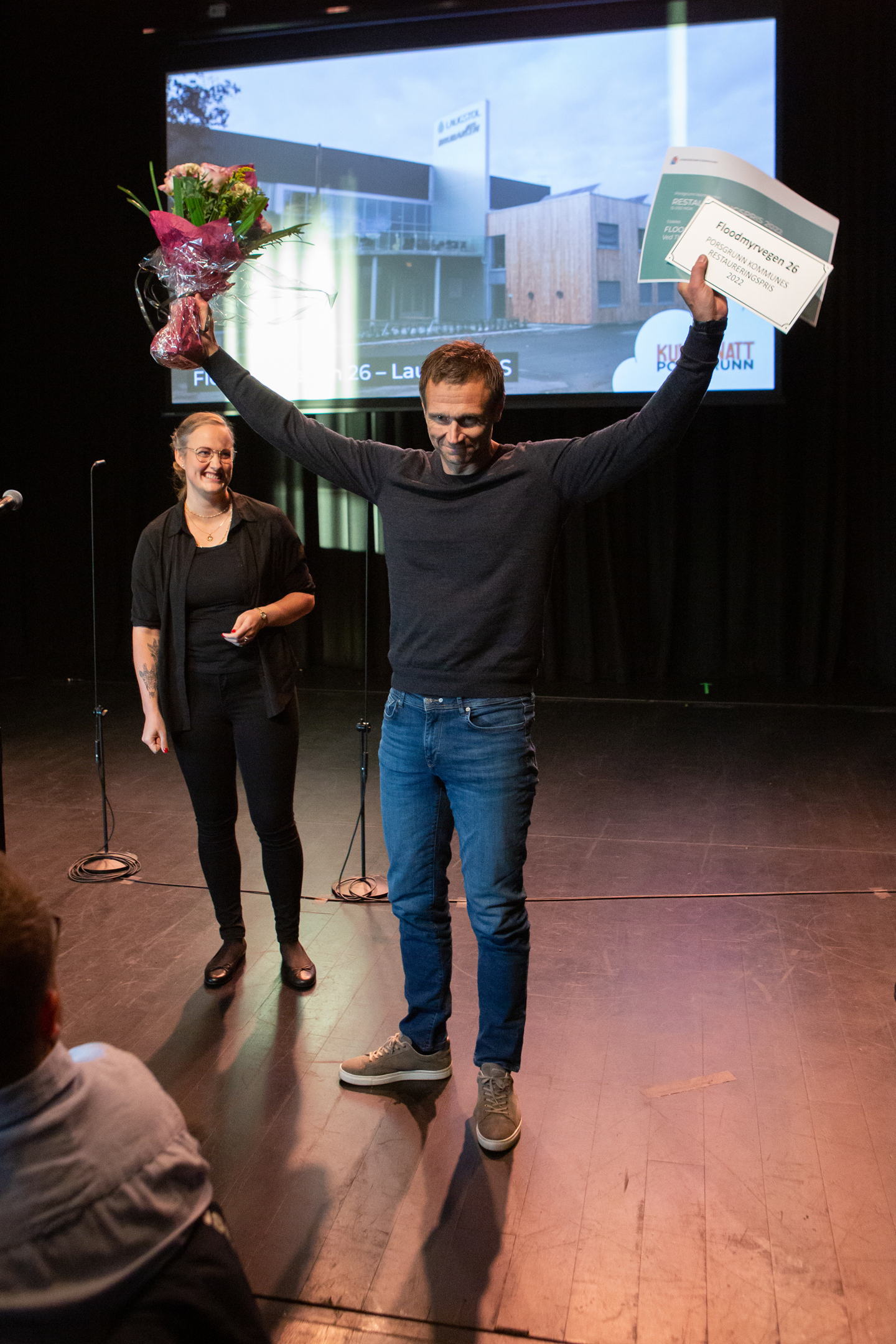 Thomas Holmen tok imot Restaureringsprisen på vegne av Laugstol AS. Kjersti Myro delte ut prisen. Foto: Kai Hansen