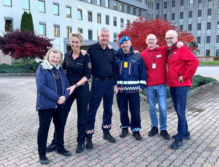 Oppfordrer alle til å ha en beredskapsvenn: representant for eldrerådet i Skien Ingjerd Marthinsen, beredskapskoordinator i Skien Carina Halvorsen, beredskapskoordinator i Porsgrunn Fred Inge Skjærum, distriktssjef i Sivilforsvaret Tom Kjær, representant for Porsgrunn Røde kors Kim Jensen, representant for Skien Røde Kors Per Rørvik.