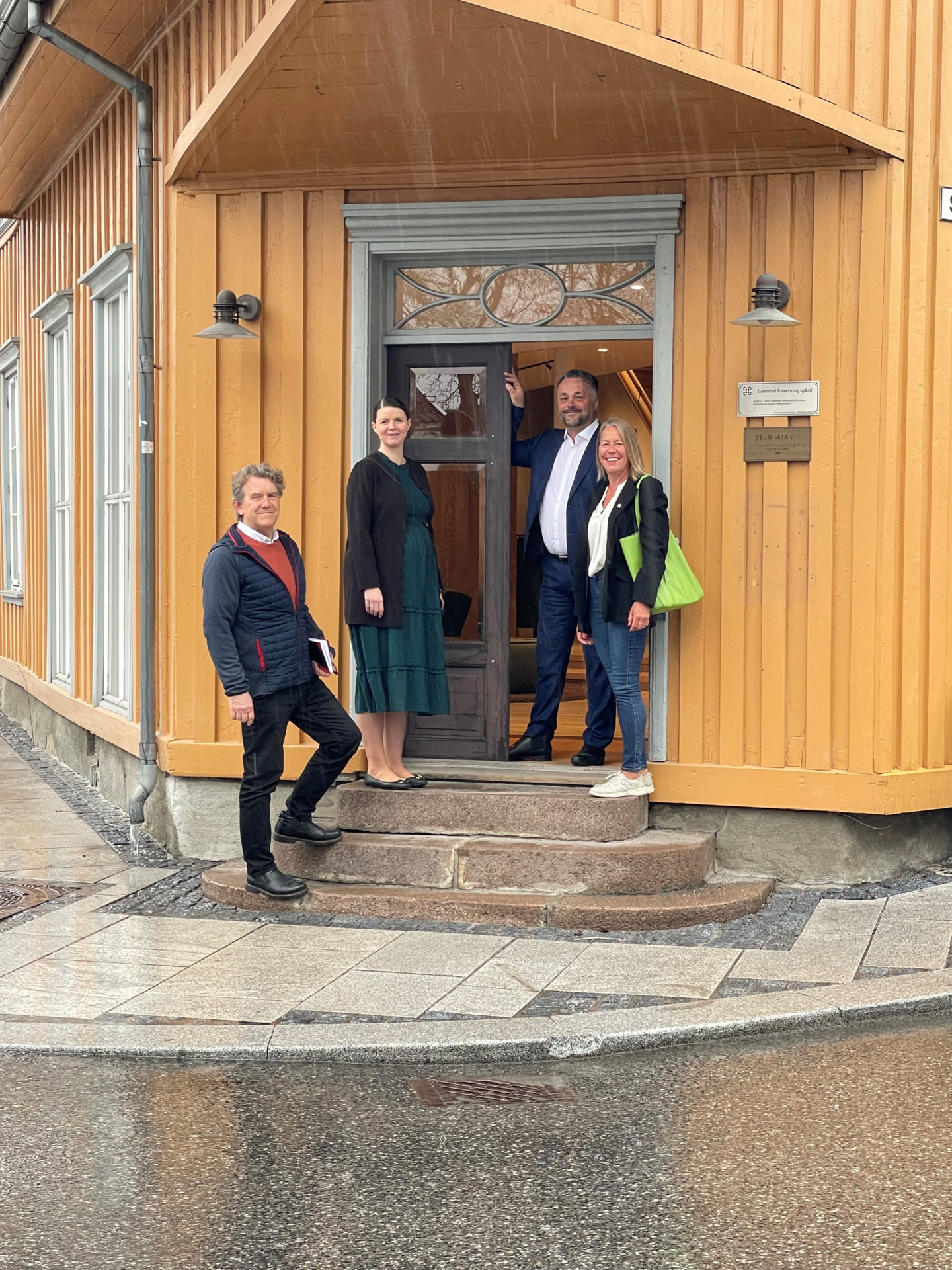 Konsernsjef i AT Skog Anders R. Øynes ønsker ordfører Anne Kristine Grøtting, næringssjef Øyvind Solbakken og varaordfører Lillian Elise Esborg Bergane velkommen inn.
